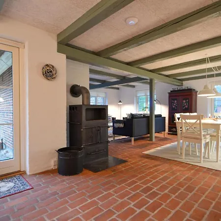 Semesterbostad Four-bedroom Holiday With A Fireplace In Romo